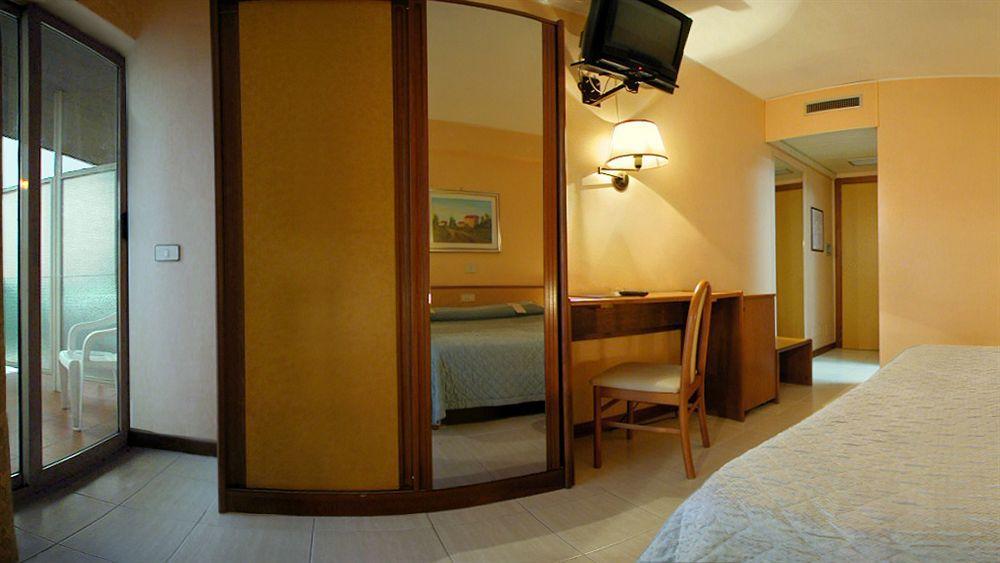 Hotel Pineta Palace Roma Esterno foto