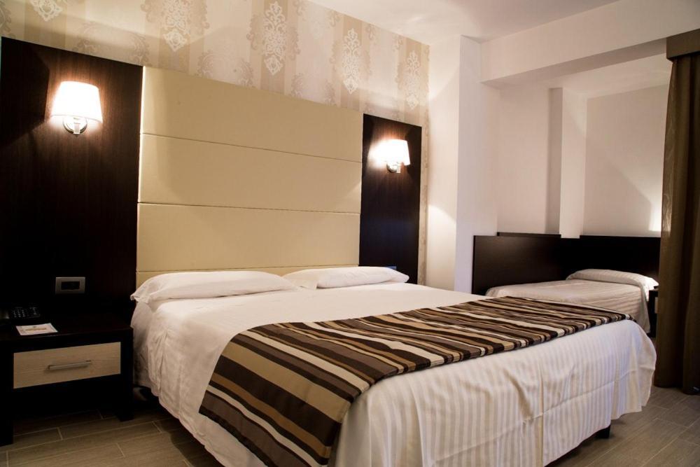 Hotel Pineta Palace Roma Esterno foto
